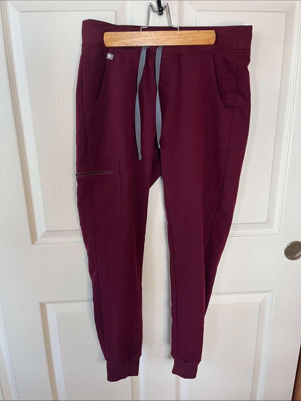 Figs Women’s Burgundy Jogger Pants with Gray Drawstring.  Size small
